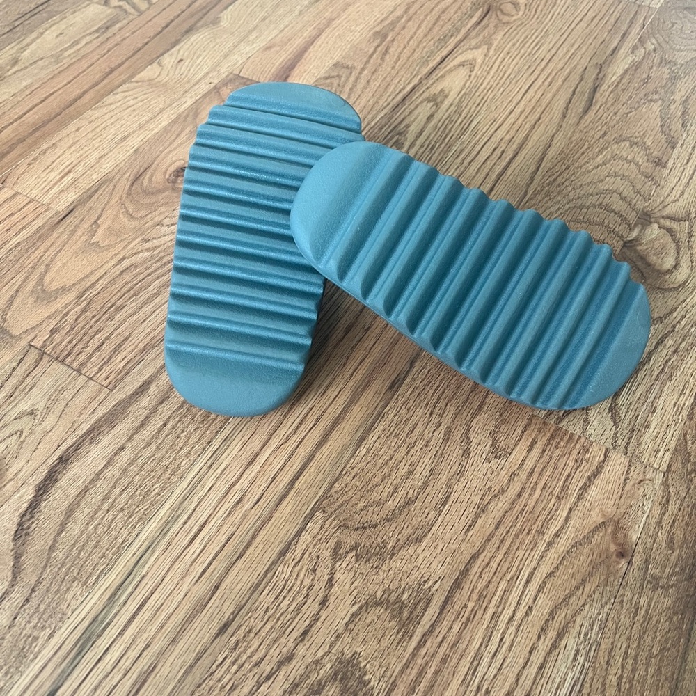 Yeezy Slides - US 4 - Picture 3 of 4